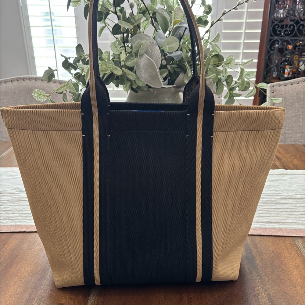 Rothy’s Essential Tote- Ink & Ivory